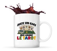 Planetee Mug Juste un gars qui adore le tarot | Tasse en Céramique 330 ml Recto Verso Passe au Lave-Vaisselle | Café Thé Bureau Maison | Cadeau Tarologue Collègue Anniversaire Noël