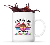 Planetee Mug Juste un gars qui adore les cupcakes | Tasse en Céramique 330 ml Recto Verso Passe au Lave-Vaisselle | Café Thé Bureau Maison | Cadeau Pâtissier Collègue Anniversaire Noël