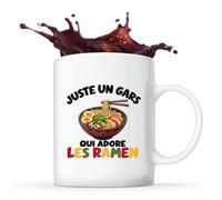 Planetee Mug Juste un gars qui adore les ramen | Tasse en Céramique 330 ml Recto Verso Passe au Lave-Vaisselle | Café Thé Bureau Maison | Cadeau Gourmand Collègue Anniversaire Noël