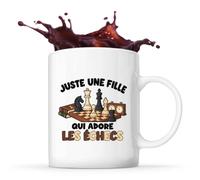 Planetee Mug Juste une fille qui adore les échecs | Tasse en Céramique 330 ml Recto Verso Passe au Lave-Vaisselle | Café Thé Bureau Maison | Cadeau Joueuse D'Échecs Collègue Anniversaire Noël