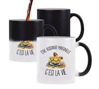 Planetee Mug Magique Être assistante maternelle c'est la vie | Tasse Thermosensible, le Motif Apparaît à la Chaleur | Céramique 300 ml Recto Verso | Cadeau Nounou Collègue Anniversaire Noël