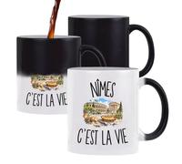 Planetee Mug Magique Nîmes c’est la vie | Tasse Thermosensible, le Motif Apparaît à la Chaleur | Céramique 300 ml Recto Verso | Cadeau Nîmois Nîmoise Collègue Anniversaire Noël
