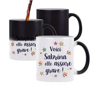 Planetee Mug magique Sabrina elle assure grave ! | Tasse Changement de couleur Cadeau Fête des Mères Anniversaire Soeur Noël Tata Marraine