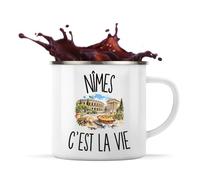 Planetee Mug Métal Émaillé Nîmes c’est la vie | Tasse de Camping 300 ml Recto Verso Passe au Lave-Vaisselle | Randonnée Bivouac Bureau | Cadeau Nîmois Nîmoise Homme Femme Anniversaire