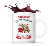 Planetee Mug Sandrine Elle est aux fraises | Tasse Prénom Cadeau Anniversaire Noël Humour