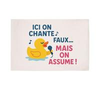 Planetee Tapis de Bain Humour 50x70 cm - Ici on Chante Faux mais on Assume avec Canard - pour Salle de Bain - Cadeau Original Imprimé en France