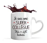 Planetee Tasse anse Coeur Nathalie Une Super Collègue Femme | Mug avec anse en forme de Coeur | Idée Cadeau Prénom Surnom Nom de Famille Humour Collègue Travail Métier Départ Retraite