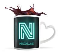 Planetee Tasse Coeur Nicolas Lettre Neon | Mug avec anse en forme de Coeur | Idée Cadeau Prénom Gamer G uturiste Moderne Anniversaire Papa Collègue Départ Retraite Noël
