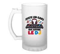 Planetee Verre à Bière Juste un gars qui adore le DJ | Chope Givrée en Verre Trempé 470 ml à Anse Recto Verso | Apéro Bar Bistrot Match | Cadeau DJ Homme Anniversaire Fête des Pères