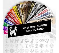 Plaque Boîte aux Lettres Déco Personnalisable De 1 À 3 Lignes - Logo Ou Motif Avec Nom Gravé - Adhésive PVC - 10 x 2,5 cm (Noir texte Blanc + Dessin)