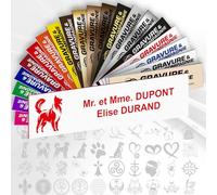 Plaque Boîte aux Lettres Déco Personnalisable De 1 À 3 Lignes - Logo Ou Motif Avec Nom Gravé - Adhésive PVC - 10 x 2,5 cm (Blanc texte Rouge + Dessin)