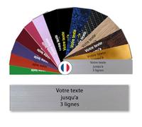 Plaque Boîte aux Lettres Personnalisable De 1 À 3 Lignes - dos adhésif - Effet aluminium brossé - 10 x 2,5 cm - Fabrication française - Acrylique bicolore premium - Jusqu’à 3 lignes