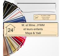 Plaque Boîte aux Lettres Personnalisée 10x2,5 cm adhésive en PVC - Gravure Laser - 22 Couleurs - Avec ou Sans Motif (Imitation bois clair texte noir)