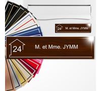 Plaque Boîte aux Lettres Personnalisée 10x2,5 cm adhésive en PVC - Gravure Laser - 22 Couleurs - Avec ou Sans Motif (Imitation bois texte blanc)