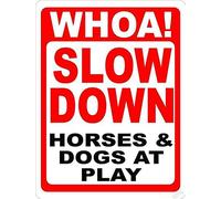 Plaque d'avertissement de rue Whoa Slow Down Horses & Dogs At Play. Écuries de chevaux et pâturages - Décoration murale - Panneau d'avertissement de sécurité pour extérieur et intérieur - 15,2 x 20,3