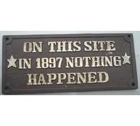 Plaque de jardin en fonte « On This Site in 1897 Nothing Happened »