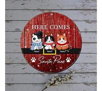 Plaque de Noël en métal ronde rouge avec nom de chat personnalisé Here Comes Santa Paw - Décoration murale de Noël - 30,5 cm