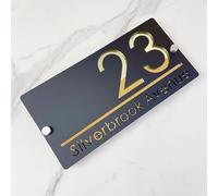 Plaque de numéro de maison en plein air, design suspendu plaque de numéro de maison personnalisée, plaque de nom de rue 3D découpée au laser acrylique moderne (noir et or)