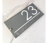Plaque de numéro de maison extérieure, Plaque de numéro de maison personnalisée à suspendre, Signe de rue 3D en acrylique moderne avec nom de rue découpé au laser en relief (Gris et blanc)