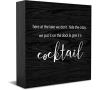 Plaque décorative en bois « Here At The Lake We Don'T Hide The Crazy, We Put It On The Dock & Give It A Cocktail » pour décoration de bureau ou de bureau 12,7 x 12,7 cm