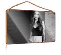 Plaque en bois élégante urbaine : portrait noir et blanc avec bras tatoué, panneaux et plaques en bois pour piscine et décoration extérieure (20 x 30 cm)