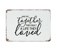 Plaque en métal humoristique et humoristique « And So Together They Built A Life They Loved » - Décoration murale en aluminium pour café, bar, salle de bain, terrasse, cadeau pour pubs et clubs - 25,4