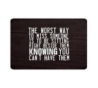 Plaque en métal rétro « The Worst Way to Miss Someone Is to Be Sitting Right » - Décoration murale vintage pour homme - 20,3 x 30,5 cm