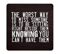 Plaque en métal rustique « The Worst Way to Miss Someone Is to Be Sitting Right » - Décoration de chambre pour homme, garage, dortoir, terrasse, arrière-cour, 30,5 x 30,5 cm