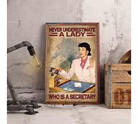 Plaque en métal vintage avec inscription « Never Underestimate A Lady Who Is Secretary » - Cadeau de secrétaire - Poster rétro imprimé - Affiche féministe - Toile de secrétaire - Décoration murale