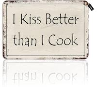 Plaque en métal vintage « I Kiss Better Than I Cook » - Look vintage - 20 x 30 cm - Décoration murale amusante pour maison, cuisine, chambre à coucher, ferme, salon, jardin