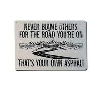 Plaque en métal vintage « Never Blame Others for The Road You're On » - Décoration murale pour bureau, salon, bar - 20,3 x 30,5 cm