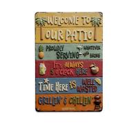 Plaque en métal vintage « Welcome To Our Patio Proudly Serving Whatever You Bring It's Always 5 O'Clock » - Décoration murale d'intérieur et d'extérieur - 20,3 x 30,5 cm