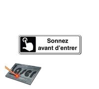 Plaque gravée autocollante 13x4cm sonnez avant d'entrer fond blanc