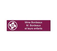 Plaque gravée pour nom et numéro boîte aux lettres Croix Basque autocollante 10x2,5cm personnalisée 1 à 3 lignes Bordeaux