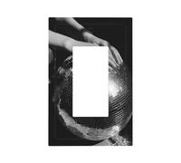 Plaque murale à bascule simple pour interrupteur avec mains de femme reposant sur une grande boule disco pour décoration de maison, cuisine, salle de bain