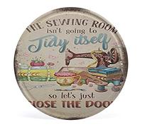 Plaque ronde vintage en métal avec inscription « The Sewing Room Isn't Going To Tidy Itself So Let's Just Close The Door » - Décoration murale pour chambre à coudre - 30 x 30 cm