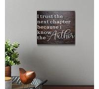 Plaques en bois « I Trust The Next Chapter Because I Know The Author Family » - Panneau à suspendre - Citation rustique en bois - Décoration murale de cuisine rustique - 30,5 x 30,5 cm