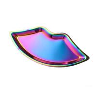 Plateau en forme de lèvre à finition lisse pour arrangement de bijoux qui s'intègre parfaitement dans les intérieurs neutres, monochromes ou métalliques