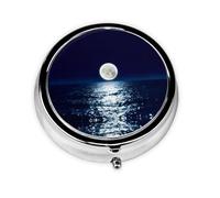 Pleine lune dans la nuit. Cette petite boîte à pilules ronde imprimée est un organisateur portable de pilules et de vitamines, parfait pour les poches, les sacs à main et les voyages.