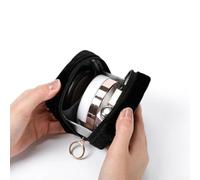 Pochette compacte en velours avec finition brodée pour ranger les rouges à lèvres et les essentiels de beauté, se glisse facilement dans un sac ou une poche pour une utilisation en déplacement (noir)