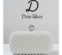 Pochette de soirée en perles avec filtre de lueur douce, douce et luxueuse. Le fermoir en perles et strass sur le dessus est la touche finale, équipée d'une chaîne métallique amovible, peut être porté