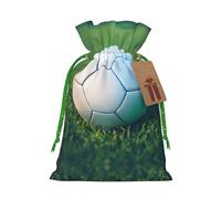 Pochettes élégantes avec cordon de serrage motif ballon de football vert sur herbe, sacs cadeaux réutilisables, parfaits pour les vacances et les fêtes