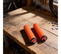 Poignées de vélo verrouillables à base de caoutchouc associées à un anneau de verrouillage en alliage d'aluminium pour un montage fiable de guidon de VTT de 22,2 mm (orange)