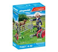 Pompier avec faon à sauver