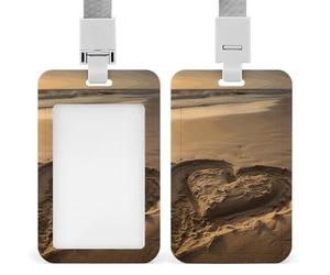 Porte-badge vertical à motif cœurs dessinés sur la plage, avec cordon et pinces amovibles pour étiquettes nominatives. Fenêtre pour carte d'identité incluse. Convient aux bureaux d'enseignants.