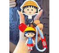 Porte-clés Chibi Maruko-chan Campus Time Series, style bleu, poupée Chibi Maruko avec chapeau jaune, chemise blanche à bordure rouge, pantalon rouge, sac à dos rouge, corde rayée bleue et blanche, min