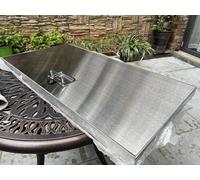 Porte d'accès encastrée avec serrure, construction en acier inoxydable pour des solutions sécurisées de sous-sol et d'entrée de toit