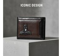 Portefeuille pliable thème super-héros Warner Bros. - Ce portefeuille compact, fin et léger en similicuir présente un design pliable classique. Avec son esthétique élégante et moderne, c'est le cadeau