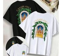 Portez un t-shirt blanc romantique, inspiré d'illustrations littéraires, d'arches, de verdure et de châteaux, se fondant dans le design comme la scène de nuit marocaine. Fabriqué à 100% en coton pur,
