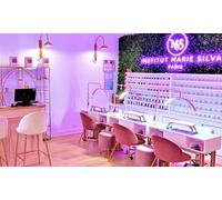 Pose de vernis semi-permanent avec beauté des mains russe ou brésilienne mains OU pieds